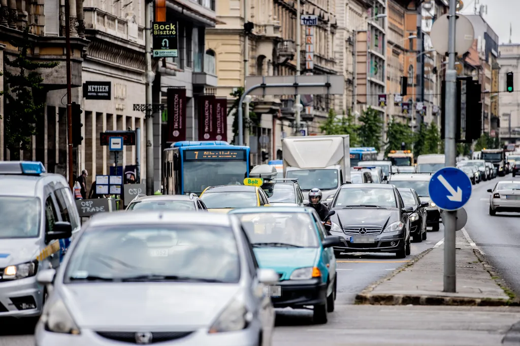 2021.07.12. Budapest, Blaha Lujza tér, dugó, közlekedés, építkezés, autó, BKV, busz, fennakadás, munkagép, torlódás 