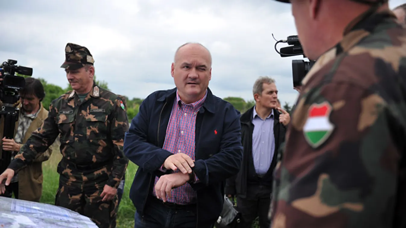 árvíz, áradás, Duna, Hende Csaba honvédelmi miniszter beszélget az árvízi védekezésben részt vevő katonákkal a Komárom és Almásfüzítő közötti vasútnál.