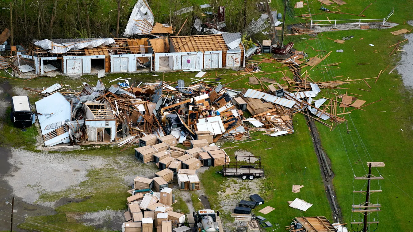 BIDEN, Joe Houma, 2021. augusztus 31.
Légi felvétel a pusztítás nyomairól Houmában 2021. augusztus 30-án, miután az Ida hurrikán végigsöpört Louisiana államon. A forgószél okozta természeti csapás miatt Joe Biden amerikai elnök katasztrófa sújtotta államm