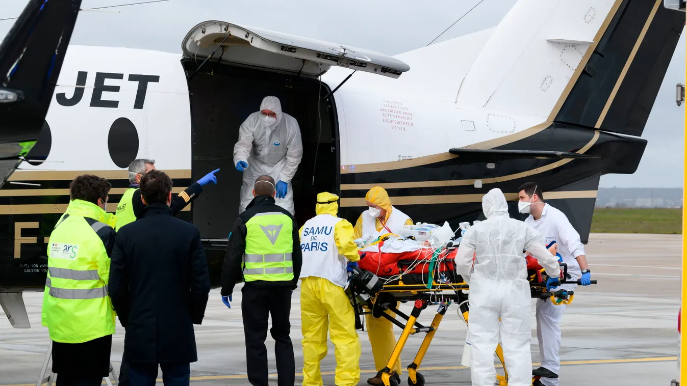 Orly, 2021. március 14.
Tolóágyon fekvő, koronavírussal fertőzött beteget tesznek egy Franciaország nyugati része felé tartó repülőgépbe a párizsi Orly repülőtéren 2021. március 14-én. A koronavírus új, fertőzőbb mutációinak terjedése miatt az intenzív os