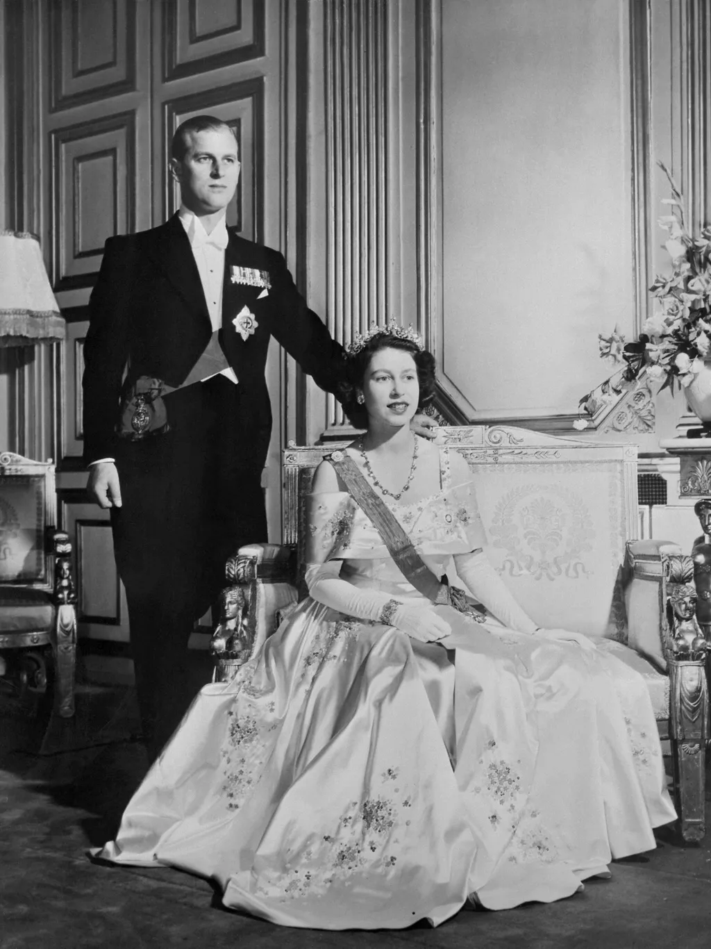 Fülöp edinburgh-i herceg, Prince Philip, Duke of Edinburgh, II. Erzsébet brit királynő férje, angol, 2021.02.21.  Vertical PRINCESS PRINCE COUPLE ROYAL FAMILY HUSBAND SMILING GROUP PICTURE BLACK AND WHITE PICTURE 