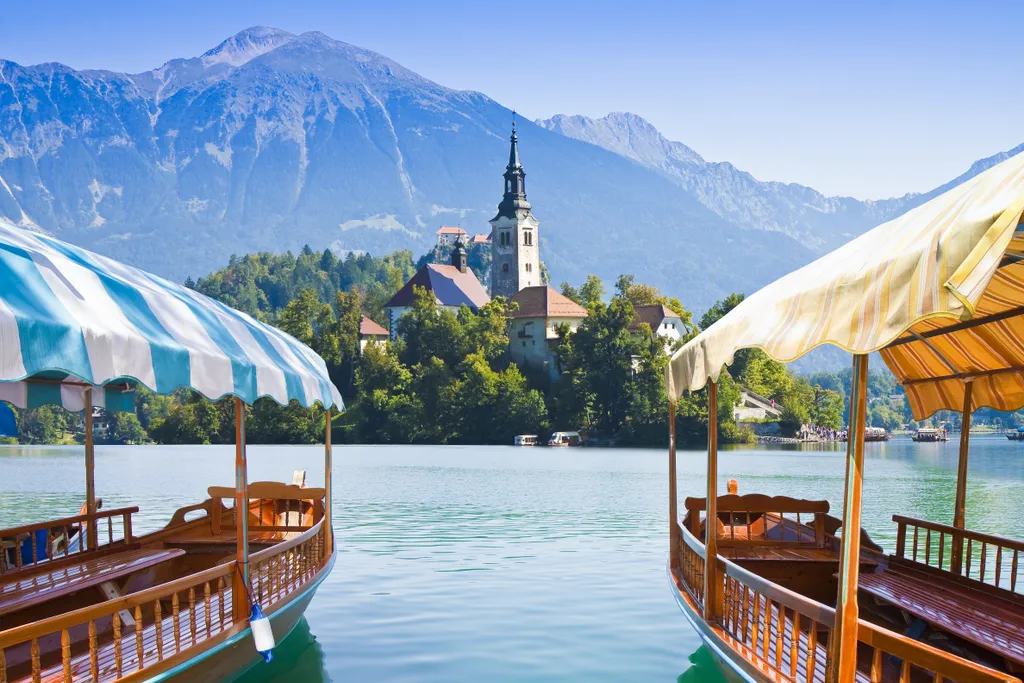 Több mint négyszáz éves templom díszíti ezt a gyönyörű tavat, Bled, Szlovénia, galéria, 2023 