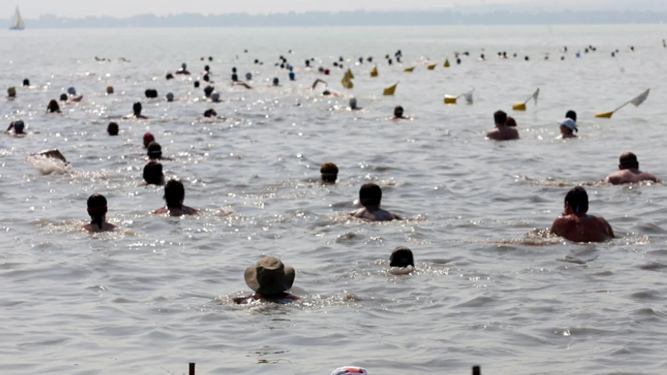 30. Balaton-átúszás, Balatonboglár, 2012. július 7. Résztvevők úsznak a vízben Révfülöp és Balatonboglár között 