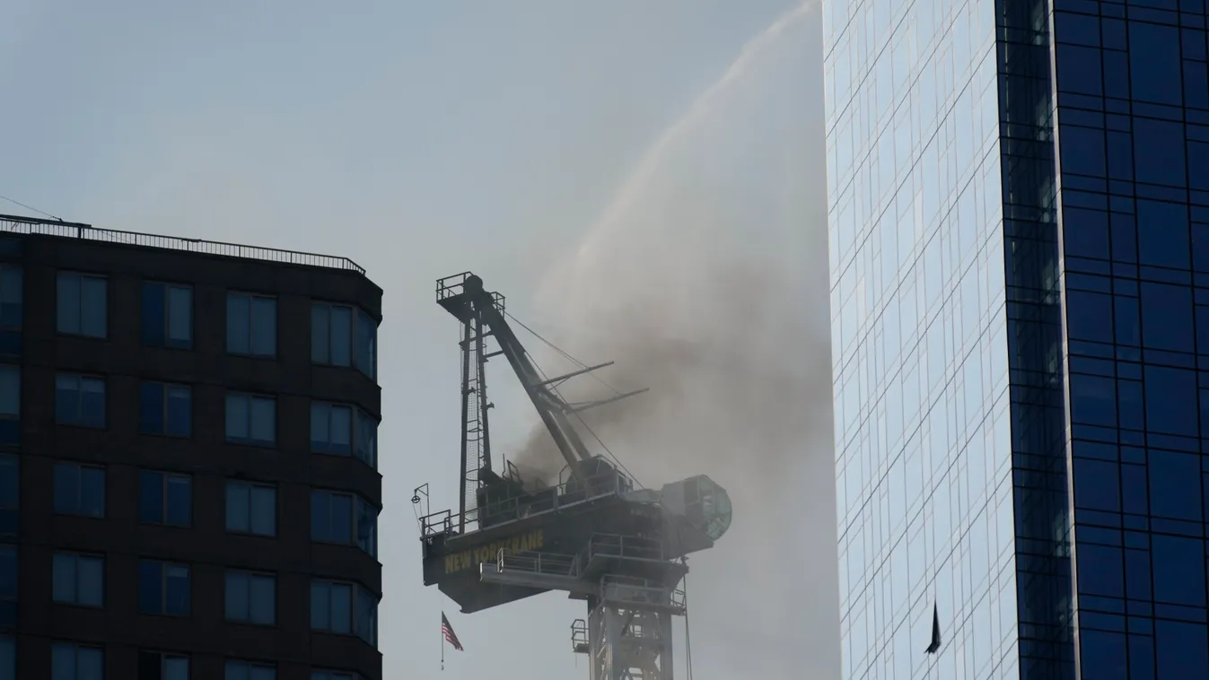 New York, 2023. 07. 26.,
Kigyulladt építési daru, Manhattan, építési baleset, épület, építés, hatan megsebesültek 