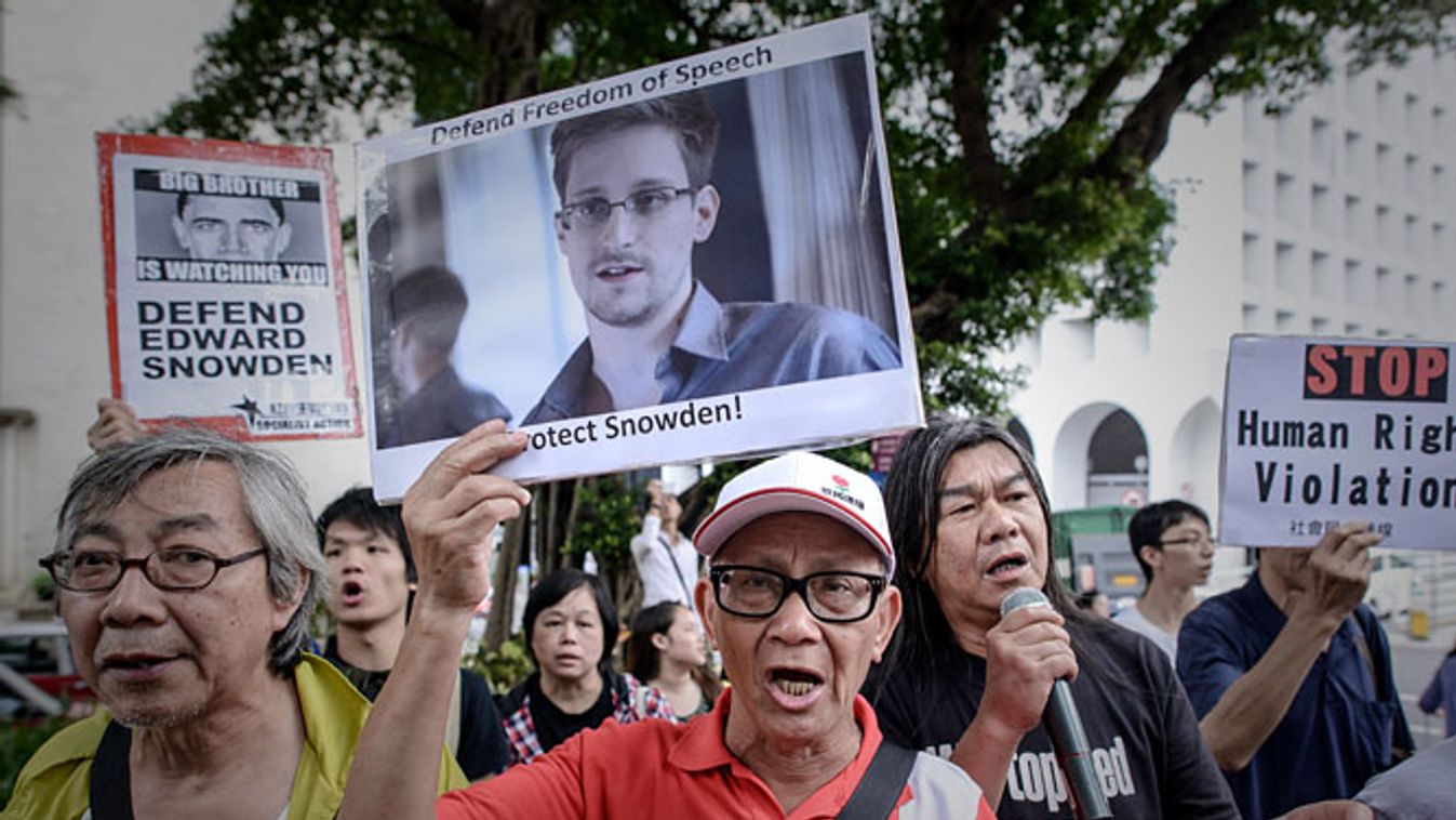 Tüntetés Hongkongban Edward Snowdenért, a Nemzeti Biztonsági Szolgálat (NSA) egyik volt munkatársáért, aki információlat szivárogtatott ki, megfigyelés