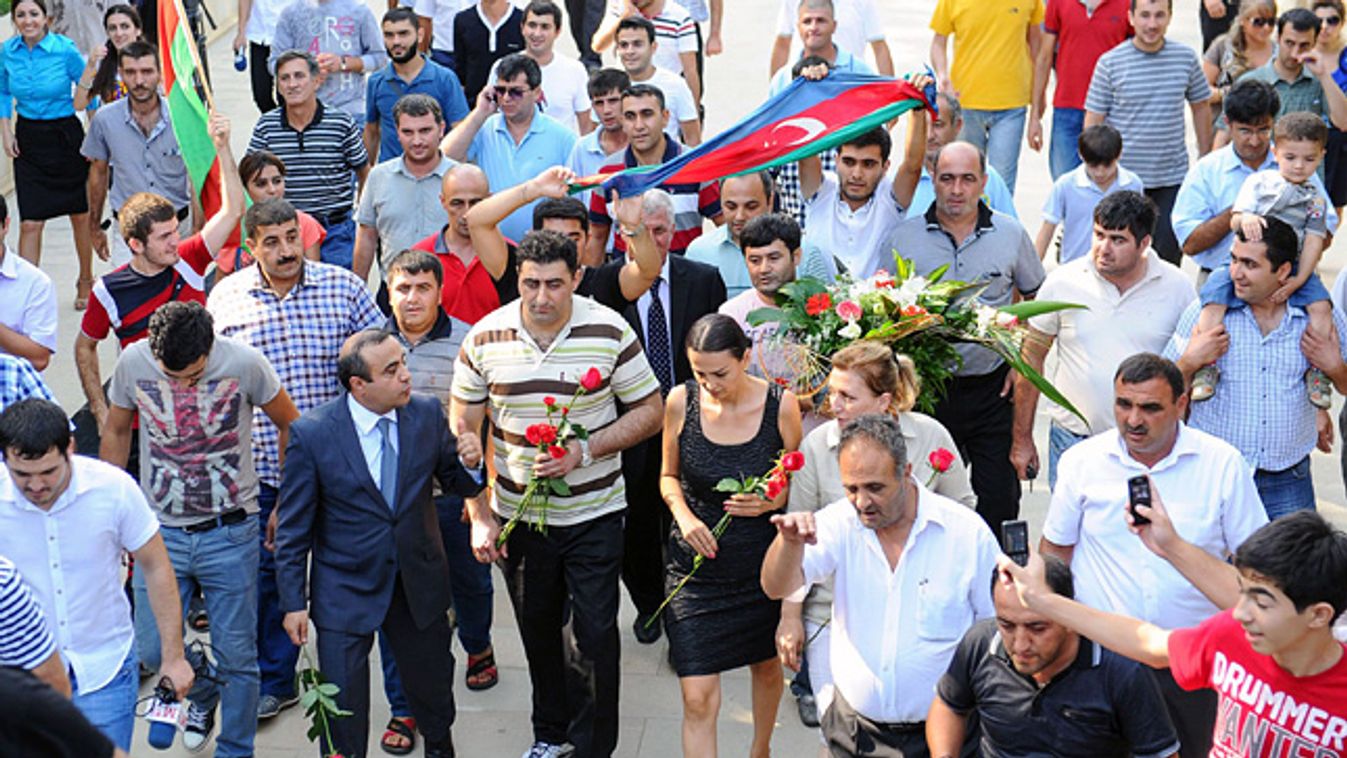 Az azeri baltás gyilkosként elhíresült Ramil Safarov koszorúzási ünnepségen vesz részt a Hajdar Alijev emlékmű előtt Bakuban 
