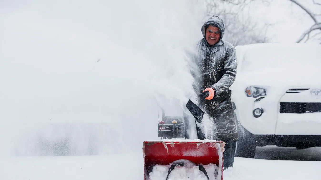 Grand Rapids, 2022. december 24.
Hófúvóval takarítja a járdát egy férfi a Michigan állambeli Grand Rapids városban 2022. december 23-án. Az Elliott névre keresztelt téli viharzóna miatt az Egyesült Államok területének legnagyobb részén nappal sem emelkedi