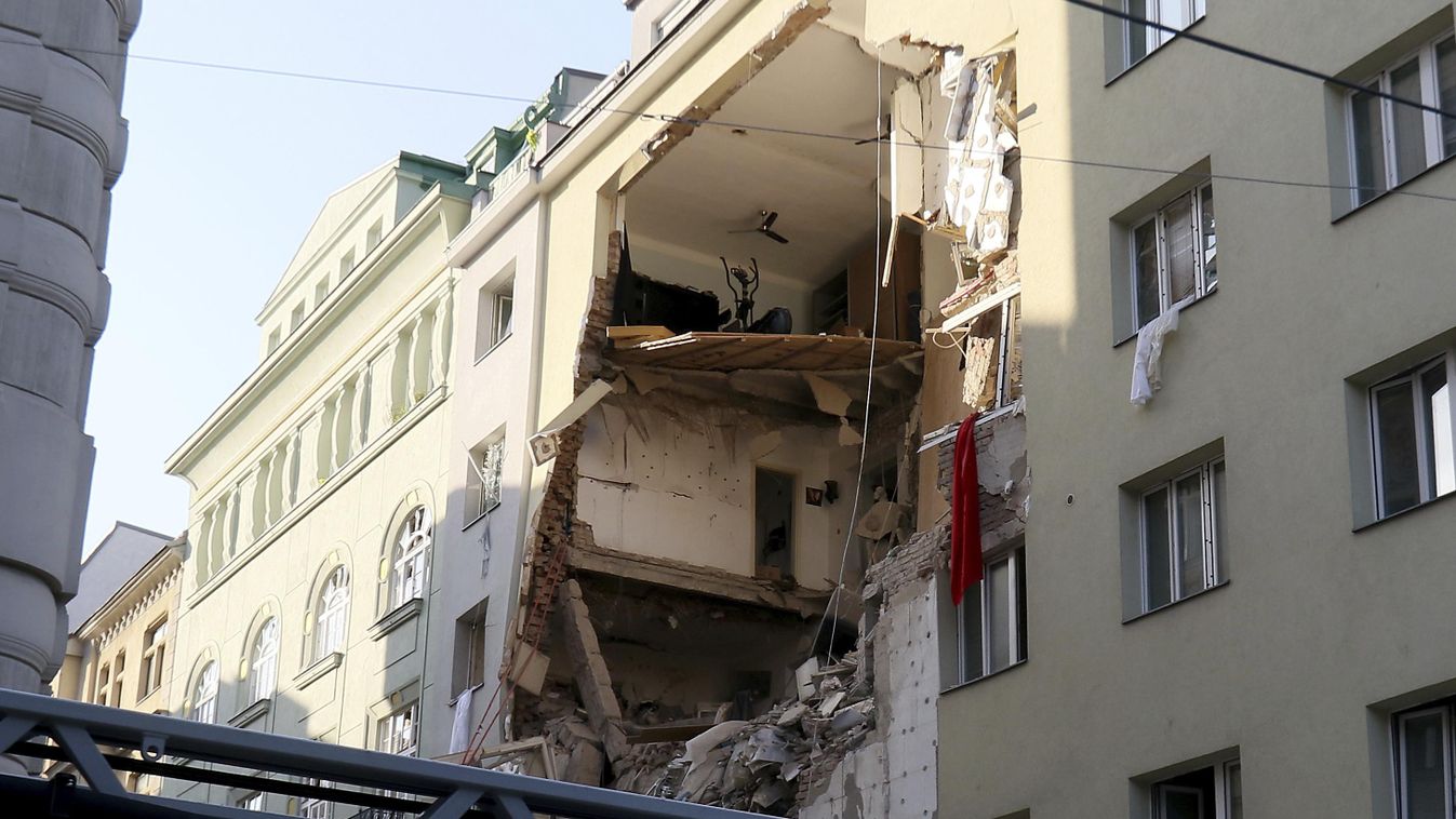 Bécs, 2019. június 26.
Feltehetőleg gázrobbanásban megsérült lakóház Bécsben 2019. június 26-án. A detonáció következtében tizenkét ember megsérült, ketten közülük súlyosan.
MTI/AP/Ronald Zak 