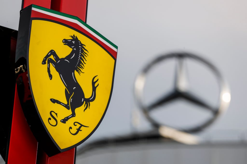 A Forma-1-es Német Nagydíj pénteki napja, Scuderia Ferrari, Mercedes logo 