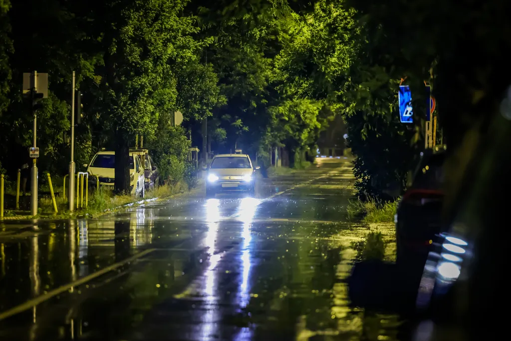 Eső Újpesten 2023 június 23-án, Vihar, viharfelhő, felhőszakadás, eső, időjárás, 2023. 06. 23. Budapest 