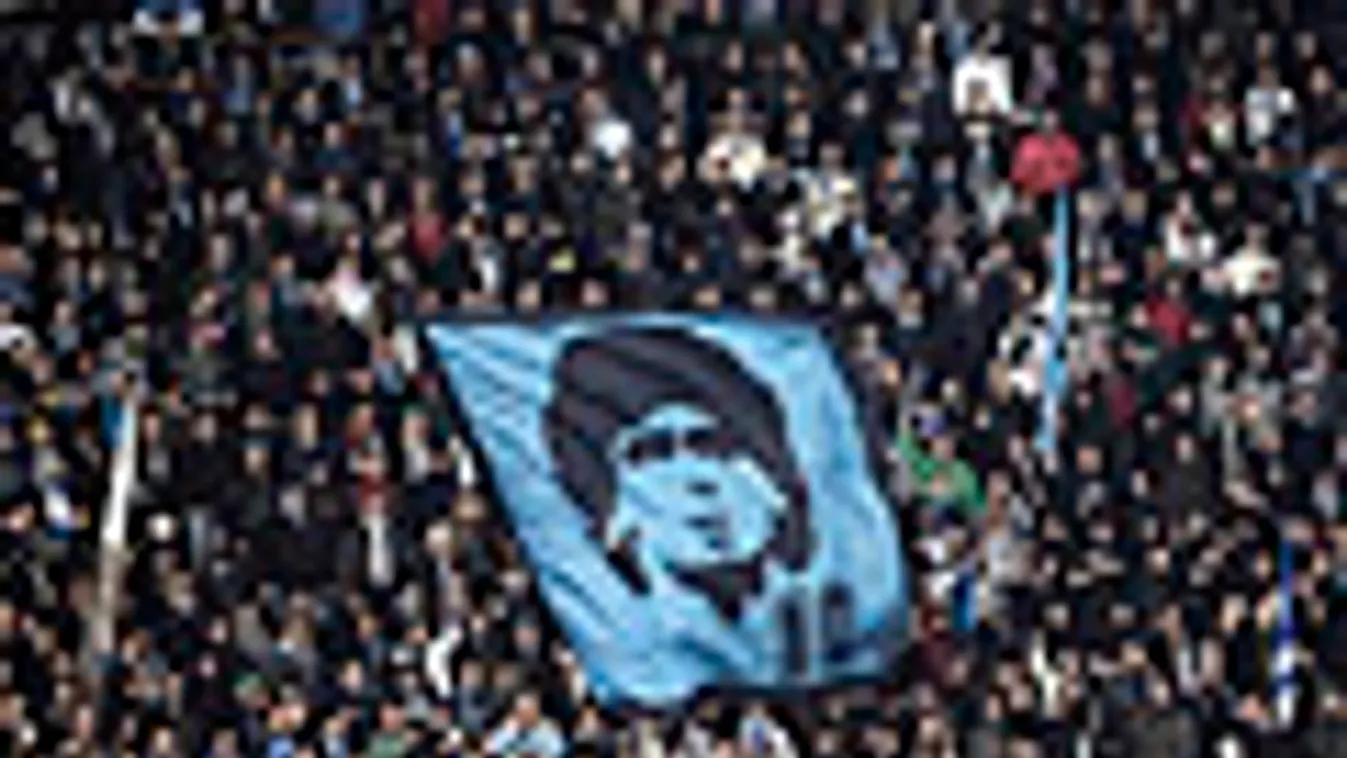 Diego Maradona újra Nápolyban, Maradona képét tartják a szurkolók az AS Roma-SSC Napoli meccsen 2013. 01.07-én