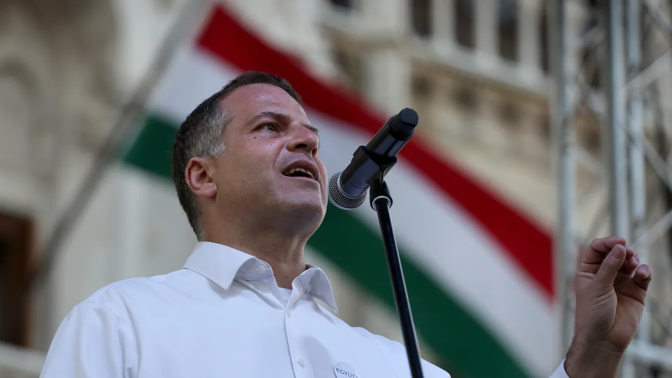 Juhász Péter beszél a "Szégyelld magad, Orbán" tüntetésen a Kossuth téren 2015 szeptember 13. 
