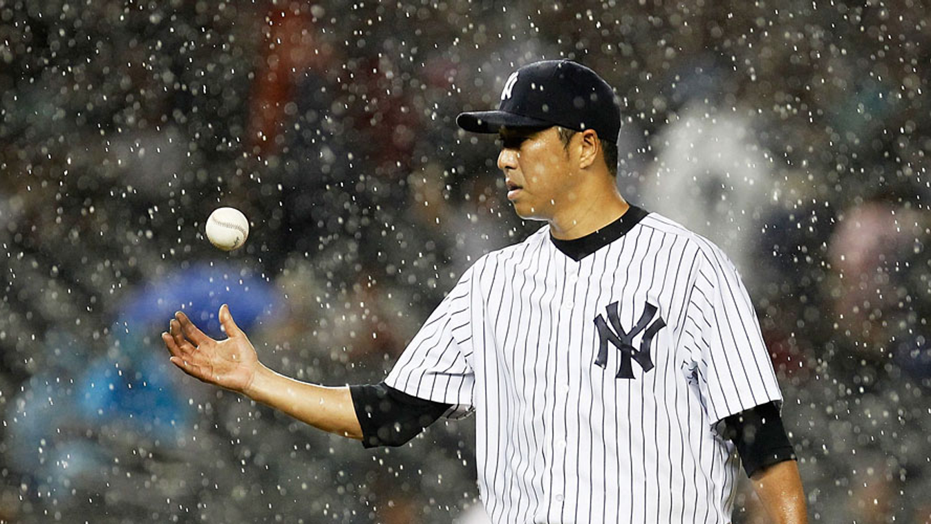 Hiroki Kuroda a New York Yankees baseball játékosa, vihar, szakadó eső