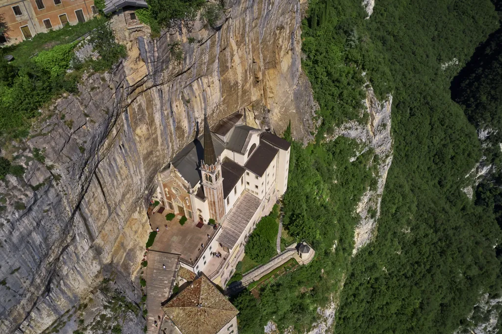 A Madonna della Corona, kegyhely, szentély, zarándokhely, keresztény, vallás, Olaszország, szikla, hegy 