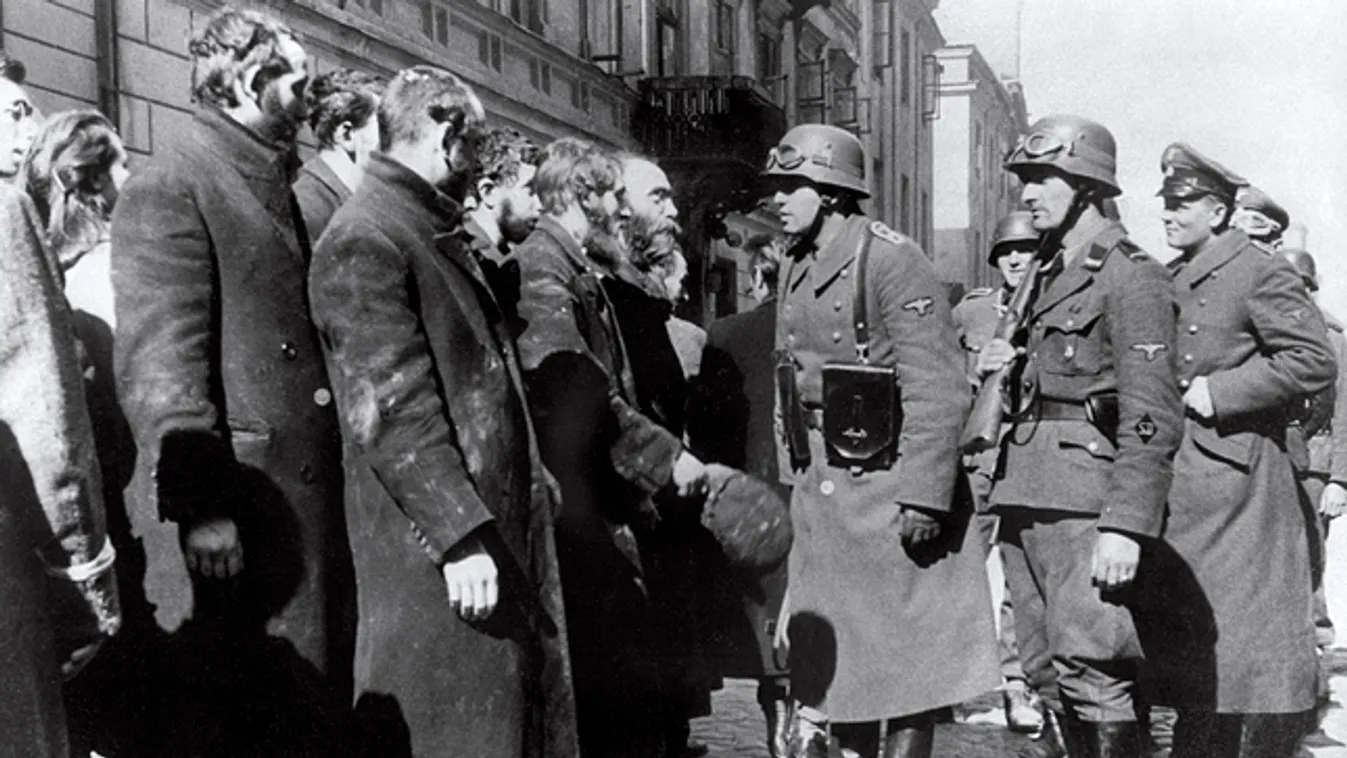 zsidókat kérdez ki egy német tiszt, varsói gettófelkelés, 1943 