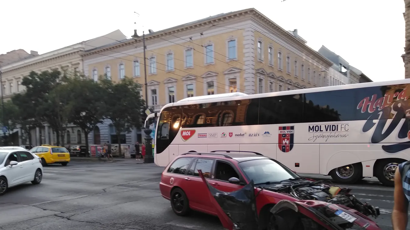 Összeütközött egy kisbusz és egy gépkocsi szerda késő délután Budapest VI. kerületében, az Andrássy út és az Izabella utca kereszteződésében 