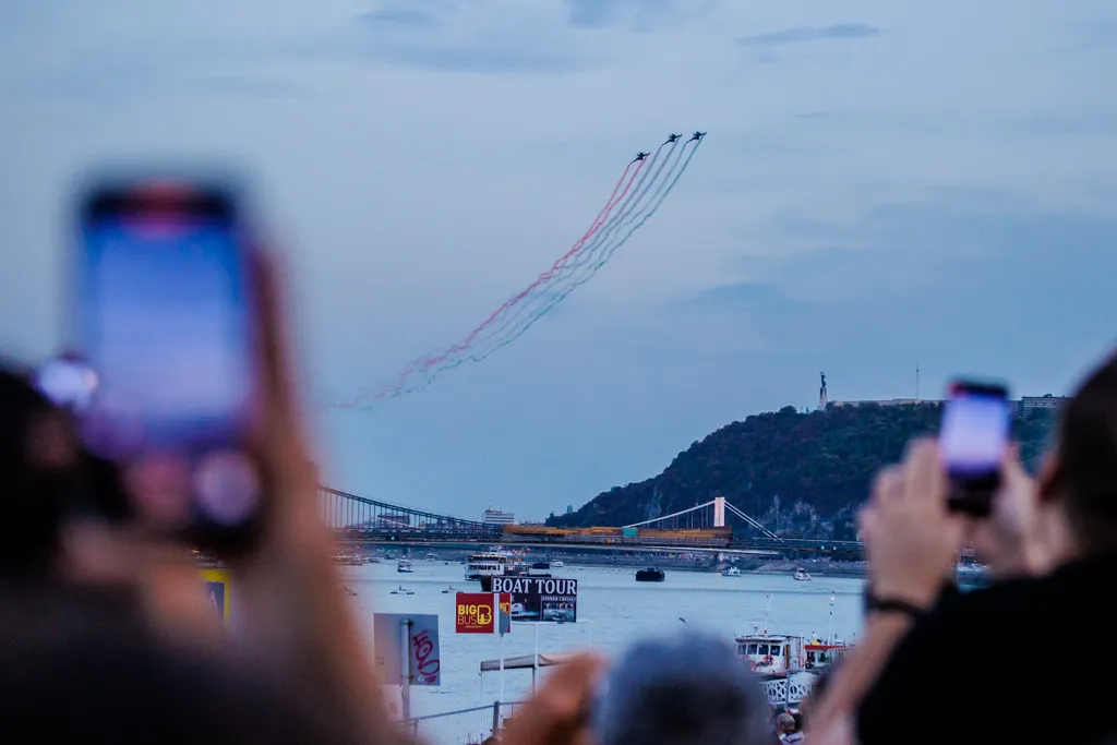 Tűzijáték, Budapest, 2022.08.27.,  Gripen, repülő, Légiparádé, 