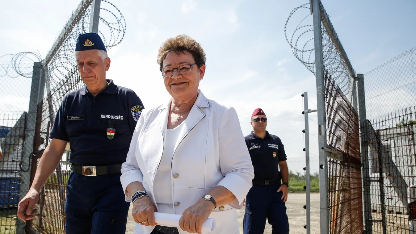 Röszke Autópálya Határátkelőhely mellett lévő Kisszéksósi út végén, az ideiglenes biztonsági határzárnál Dr. Halmosi Zsolt rendőr vezérőrnagy, rendészeti országo rendőrfőkapitány-helyettes Dr. Müller Cecília országos tiszti főorvos 