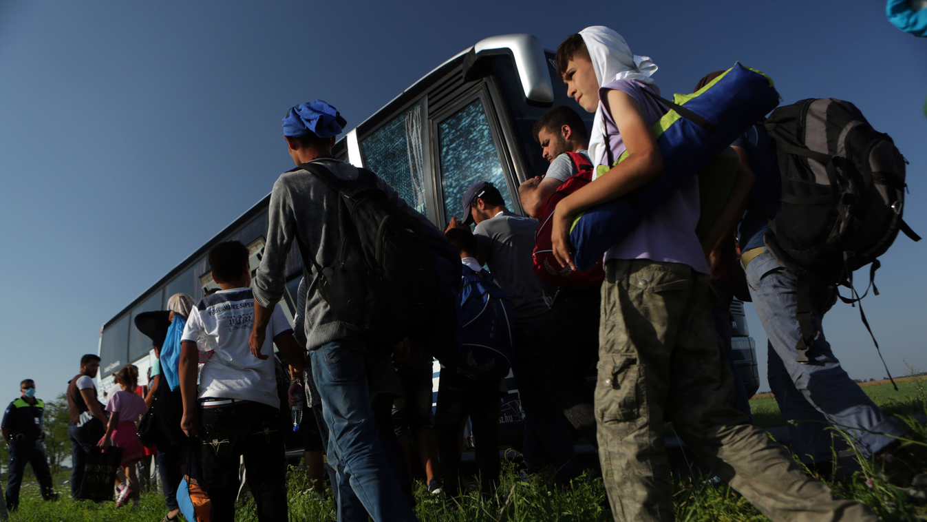 Migránsok csoportját kísérik a rendőrök Röszke határában 2015 szeptember 2-án Migránsok csoportját kísérik a rendőrök Röszke határában 2015 szeptember 2-án 