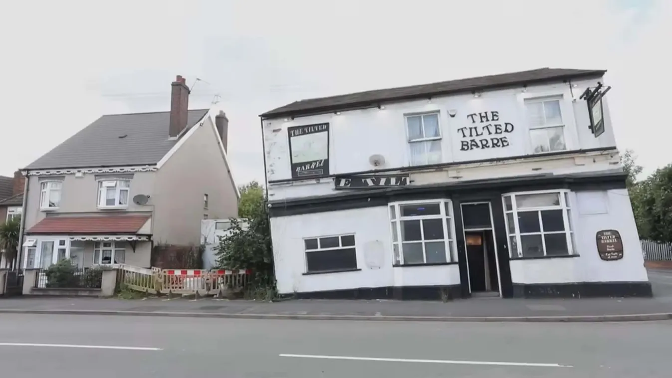 The Tilted Barrel, bár, üzlethelység, megdöntött ház, kocsma, Anglia, Tipton 