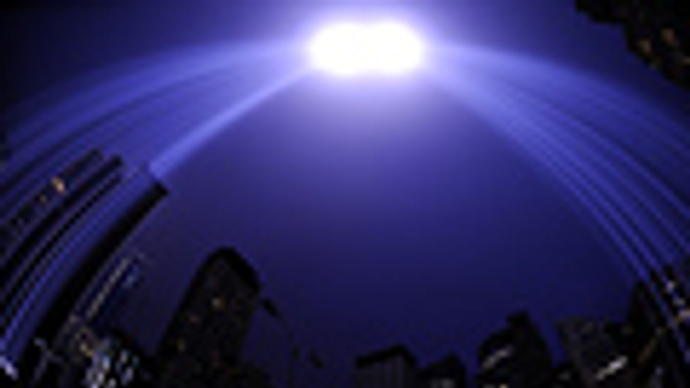 Fények az éjszakában, lámpások, repülők reflektorai, díszfények, WTC emlékmű