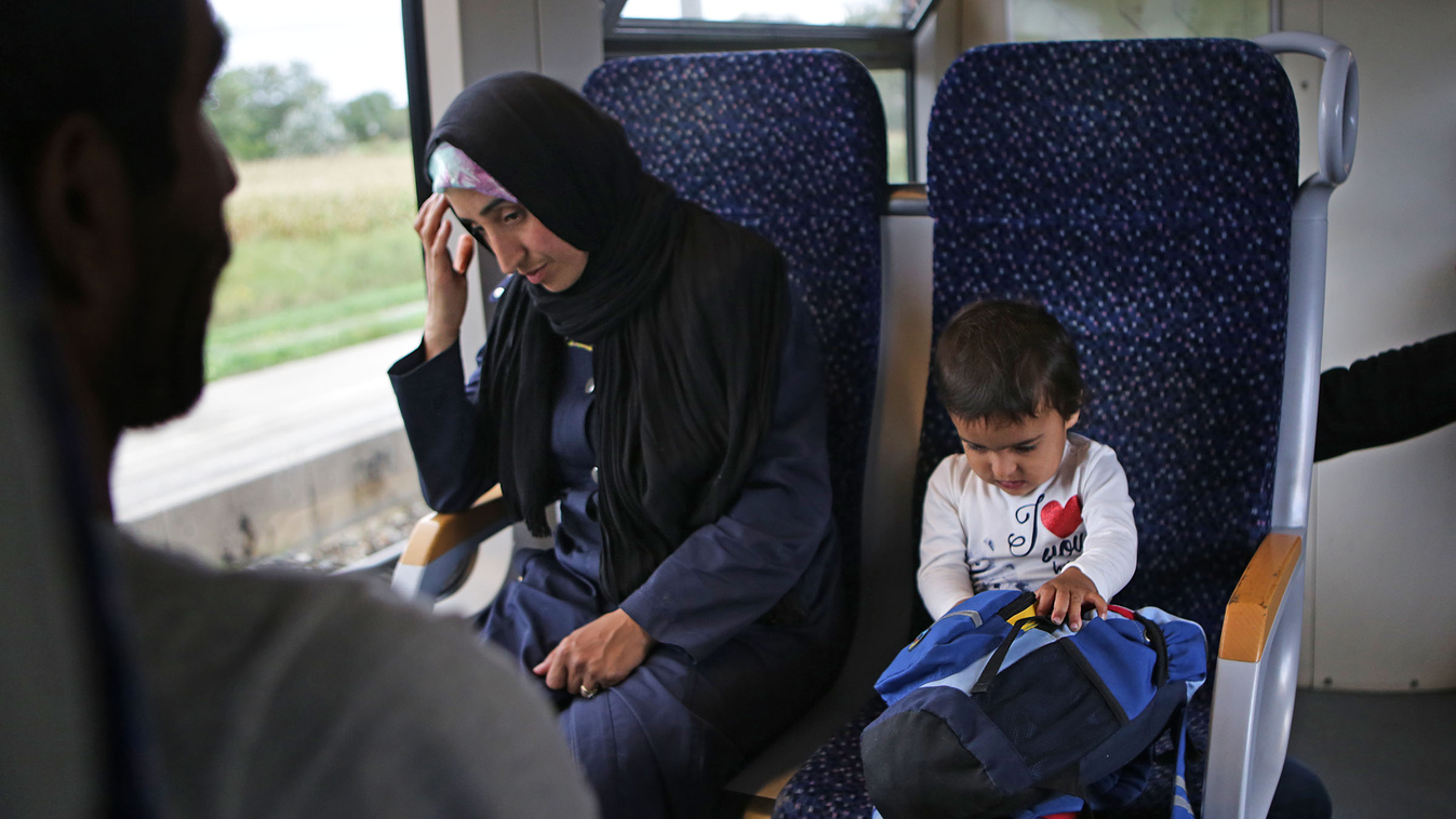 menekültek meleg fogadtatásban részesülnek Nickelsdorfban, ahol vonatra szállva utaznak tovább Bécs felé 2015 szeptember 6-án menekültek meleg fogadtatásban részesülnek Nickelsdorfban, ahol vonatra szállva utaznak tovább Bécs felé 2015 szeptember 6-án 