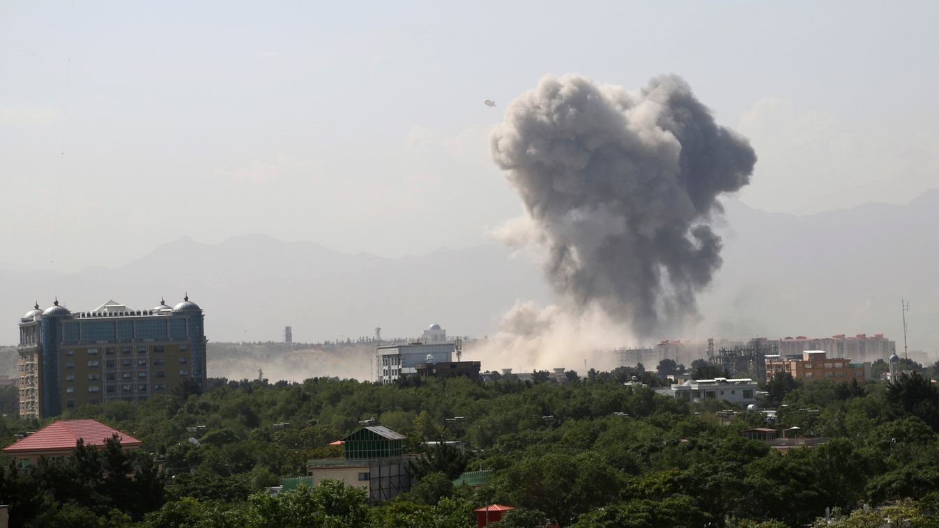 Kabul, 2019. július 1.
Füst gomolyog egy robbanást követően Kabul diplomáciai negyedében 2019. július 1-jén.
MTI/AP/Rahmat Gul 
