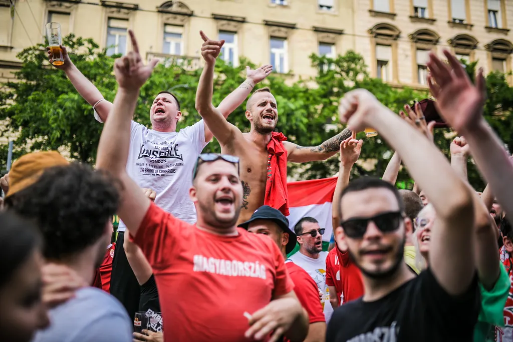 Foci EB, labdarúgó Európa-bajnokság, Euro 2020, labdarúgás, magyar válogatott, szurkoló, szurkolás, drukker, vonulás, tömeg, Szurkolók vonulása a döntetlen után, Budapest, Magyarország - Franciaország, Budapest, 2021.06.19. 