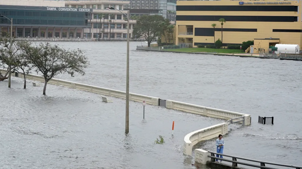 Florida, Idalia hurrikán, időjárás,   tengerparti sétányát 2023. augusztus 30-án, miután az Idalia hurrikán 3-as kategóriájú viharként elérte Florida északnyugati részét.
MTI/AP/Chris O'Meara 