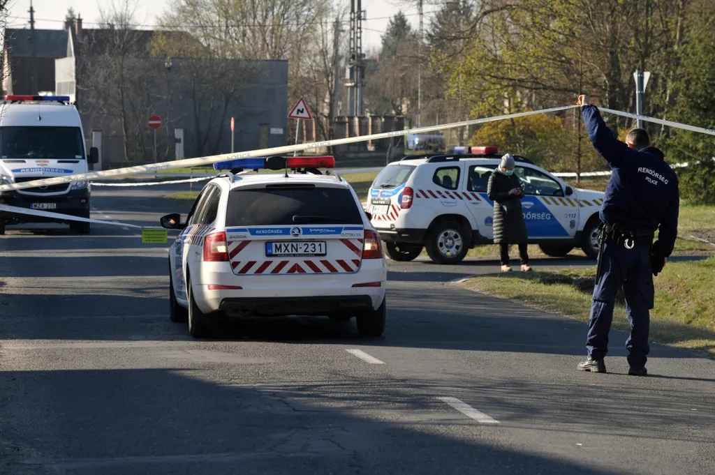Budapest, 2020. április 2.
Rendőrök helyszínelnek 2020. április 2-án egy gödöllői családi ház előtt, ahol egy 39 éves nő megölte ismerősét. A nő az előző napon este tett bejelentést a rendőrségen arról, hogy megölte ismerősét. A helyszínen a rendőrök elfogták a nőt, a Pest Megyei Rendőr-főkapitányság emberölés gyanúja miatt eljárást indított ellene.
MTI/Mihádák Zoltán 