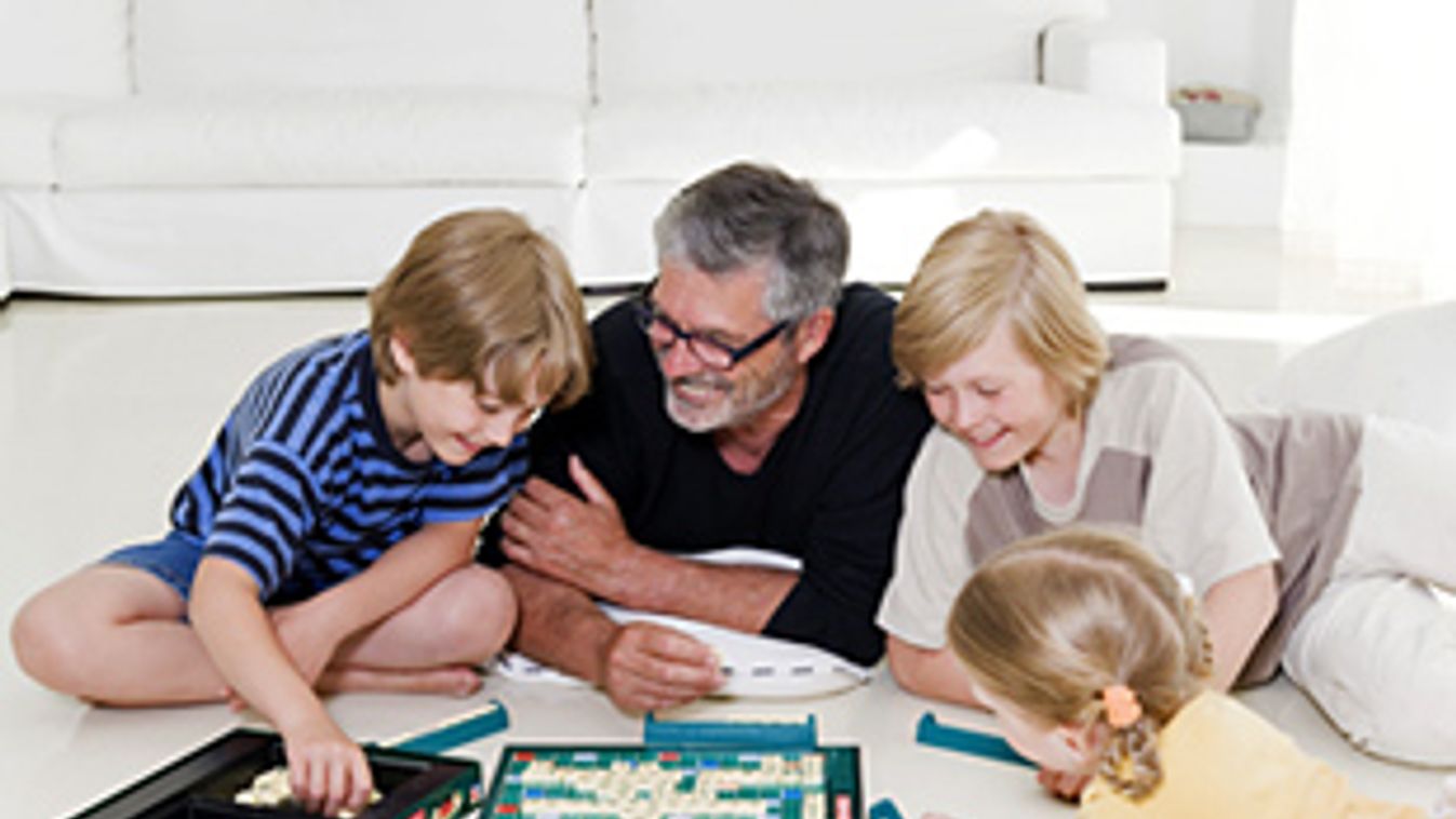 Társasjátékkal játszó család, Scrabble
