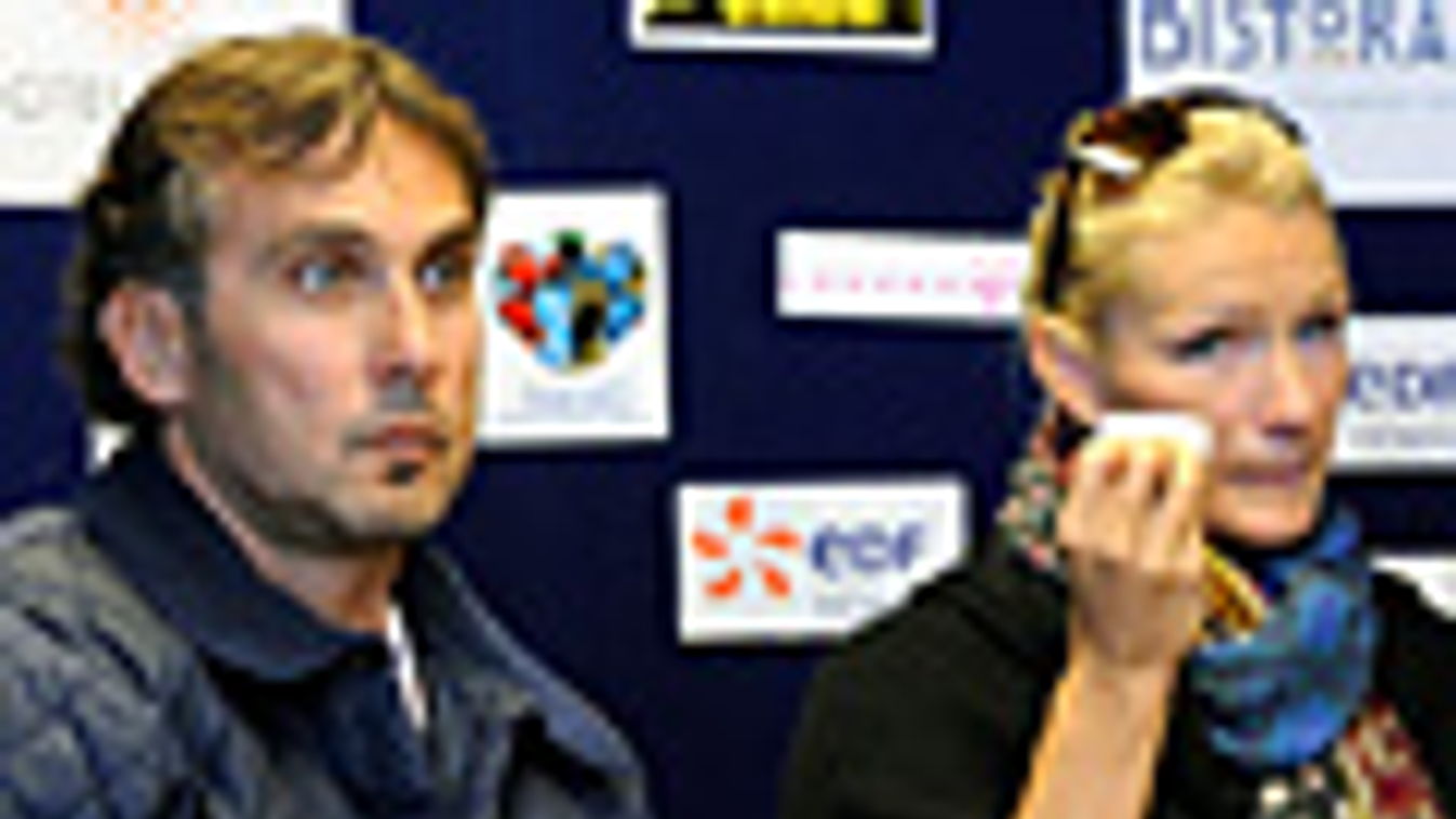 Douchev-Janics Natasa háromszoros olimpiai bajnok kajakos ajtótájékoztatót tart a szegedi Hotel Soleilben 2012. október 10-én. Mellette ül férje, Andro Douchev 
