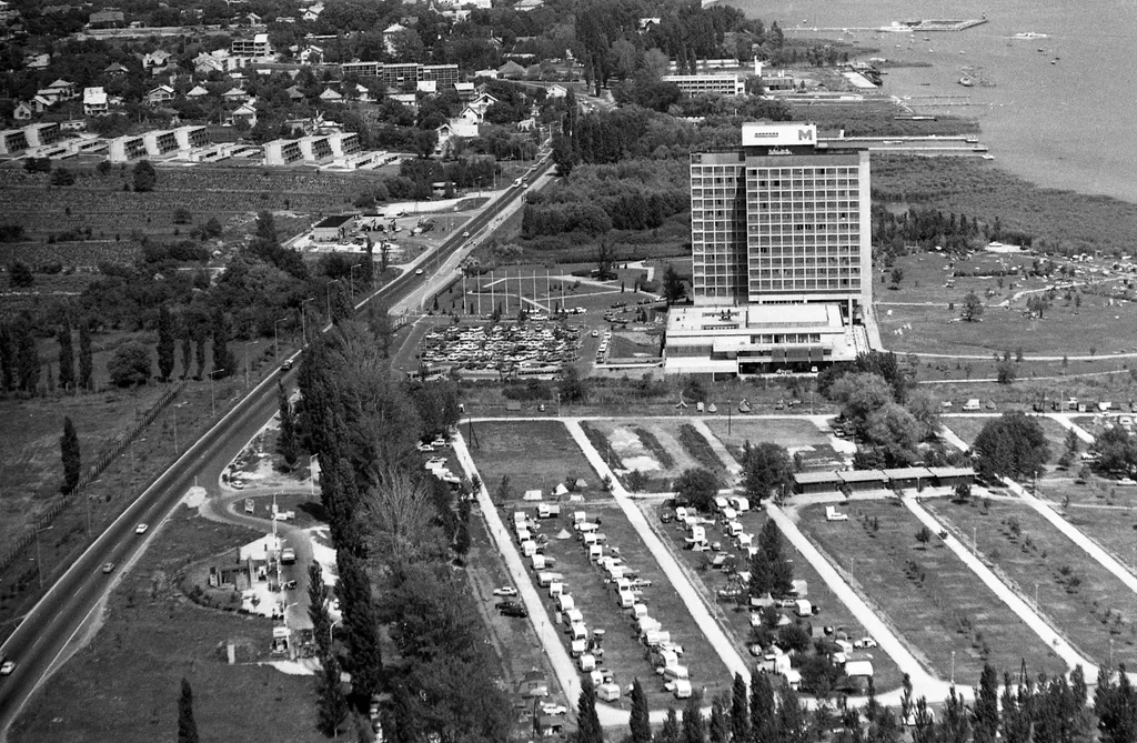 nyaralás galéria 2021 harmadik Magyarország,
Balatonfüred
Balatonpart, a Hotel Marina és a füredi kemping.
ÉV
1974 