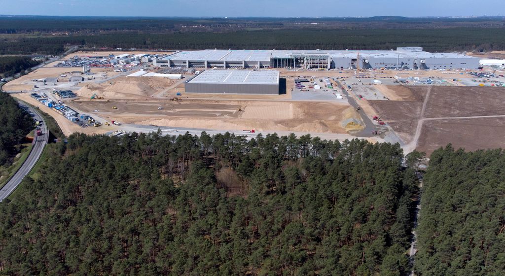 A Tesla épülő gyára Németországban - képek építkezés ÉPÜLET épületfotó FOTÓ FOTÓTECHNIKA FOTÓTÉMA gyár légi felvétel üzemcsarnok 