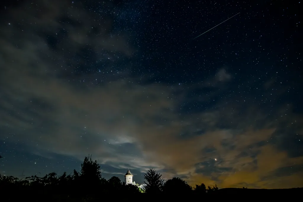 ÁLTALÁNOS KULCSSZÓ csillagos ég égbolt ÉPÜLET esti felvétel esti kivilágítás FOTÓ FOTÓTECHNIKA meteorraj somoskői vár TÁJ 