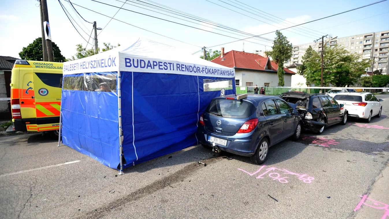 Budapest, 2019. május 17.
Rendőri helyszínelők sátra Csepelen, a Széchenyi utca és az Erdélyi utca kereszteződésében, ahol három autó ütközött 2019. május 17-én. A balesetben egy ember meghalt.
MTI/Mihádák Zoltán 