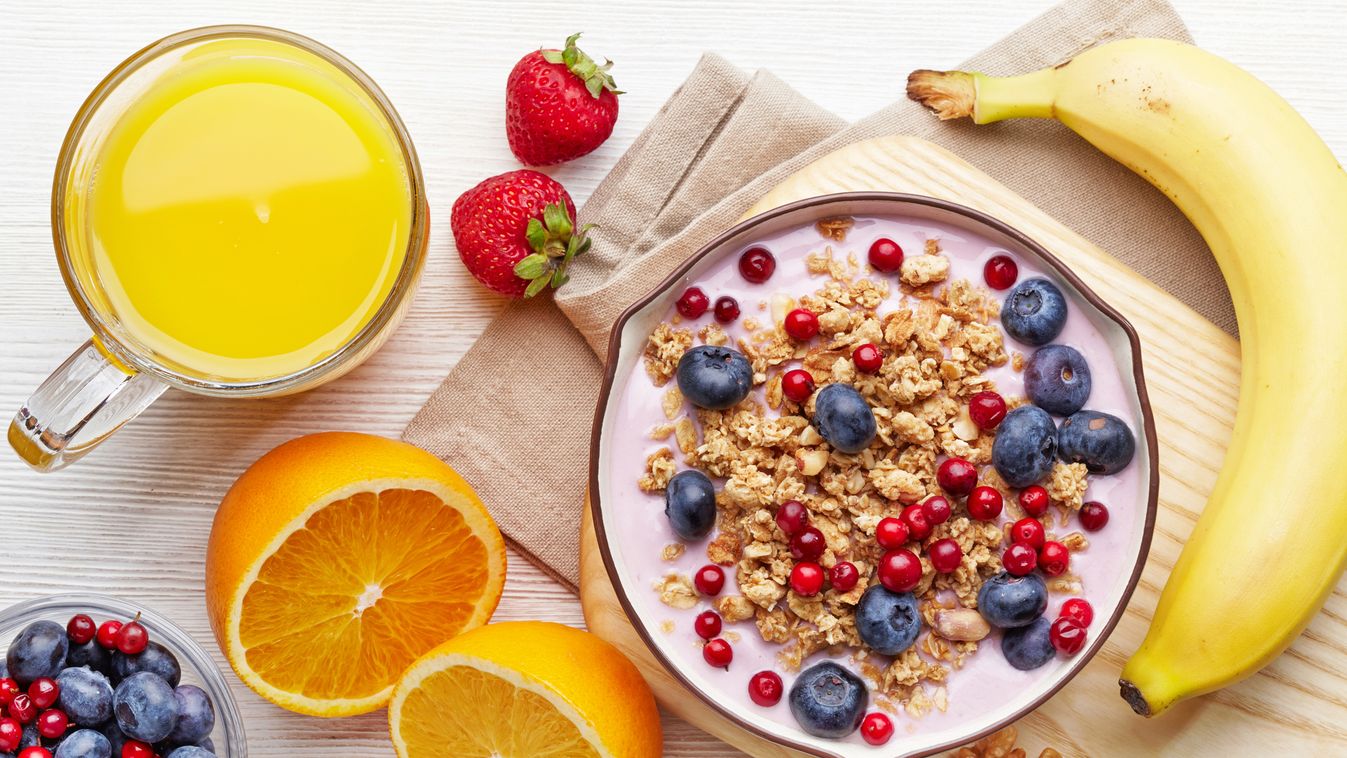 Ez zsír! Ezért figyelj oda rá, hogy mit reggelizel – A BikiniBody dietetikusának tippjei!, reggeli, gyümölcs, banán, narancs, lé, áfonya, zabpehely, dió, eper 
