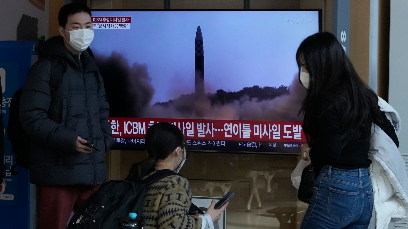Szöul, 2022. november 18.
Észak-koreai rakétakísérletről szóló tudósítás a szöuli központi pályaudvar tévéképernyőjén 2022. november 18-án. Észak-Korea interkontinentális ballisztikus rakétát lőtt ki Japán felé. Japán források szerint a rakéta több száz k