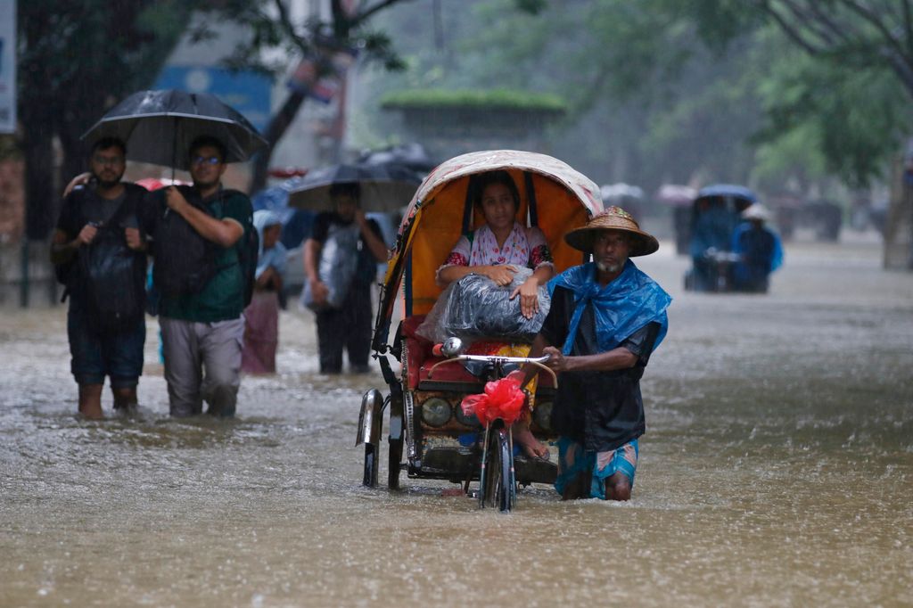 bangladeshi árviz  flood weather people Horizontal 