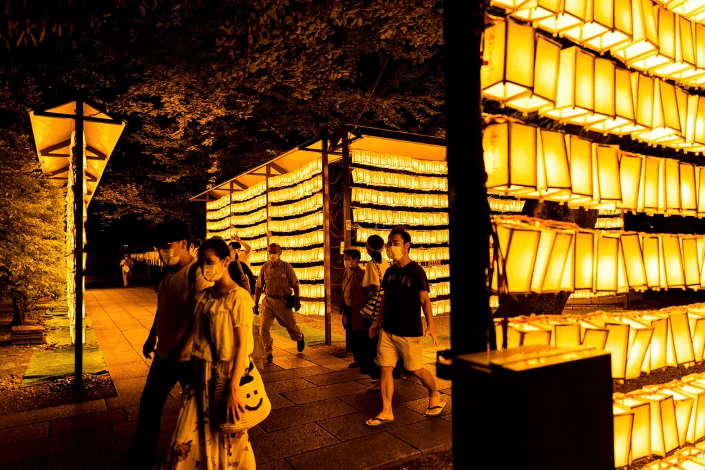 Japan Mitama (papírlámpás) fesztivál 
 celebrated since 1947 honouring the souls of the enshrined spirits and the fallen soldiers of Japan's past wars, at the Yasukuni Shrine in Tokyo on July 14, 2021. (P 