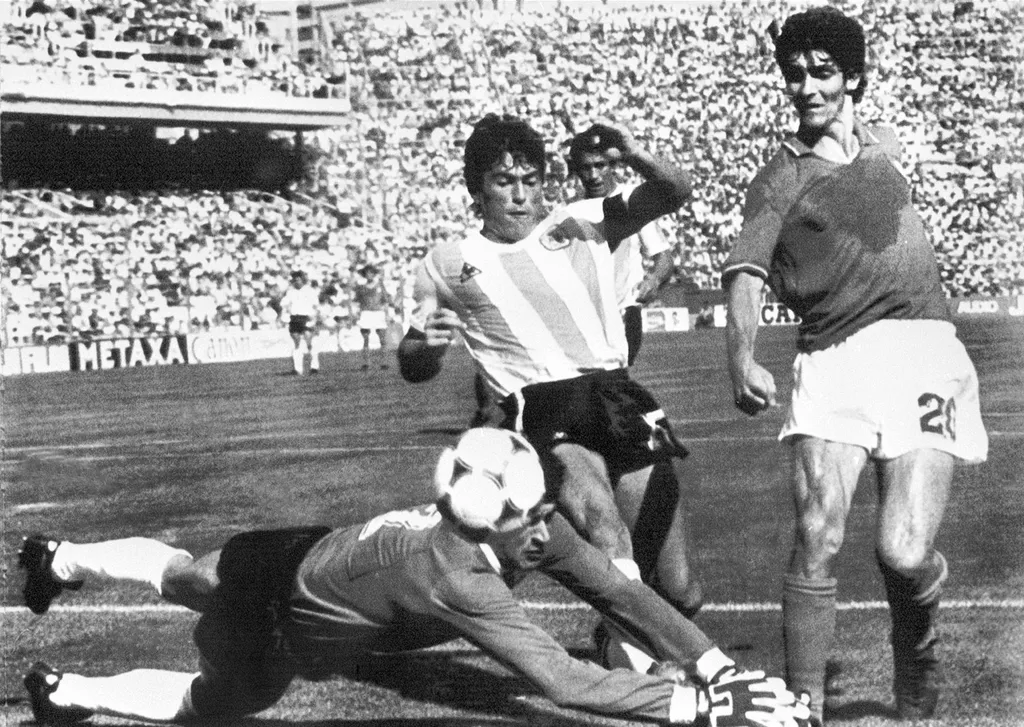 WORLD CUP-1982-ITA-ARG GOALKEEPER Horizontal SPORT-ACTION WORLD CUP MATCH FOOTBALL 