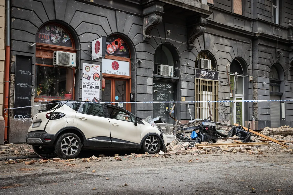 Leomlott egy ház tetőszerkezete a VI. kerületi Jókai utcában 