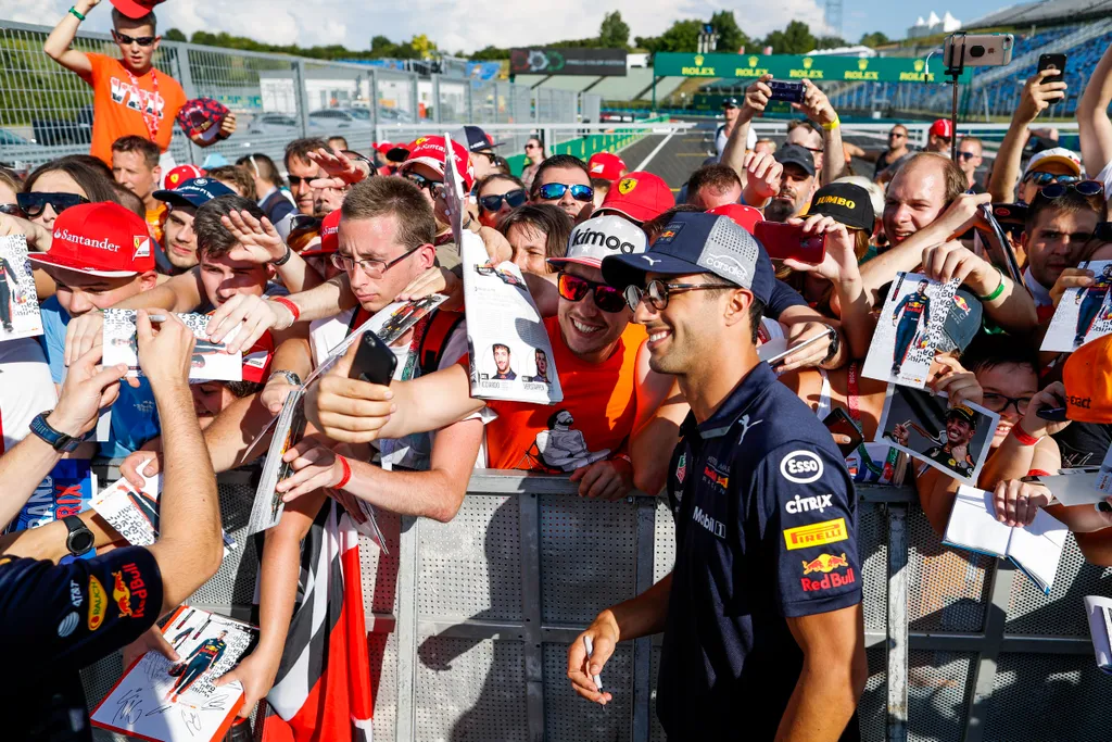 Előkészületek a Forma-1-es Magyar Nagydíjra, szurkolók, Daniel Ricciardo, Red Bull Racing 