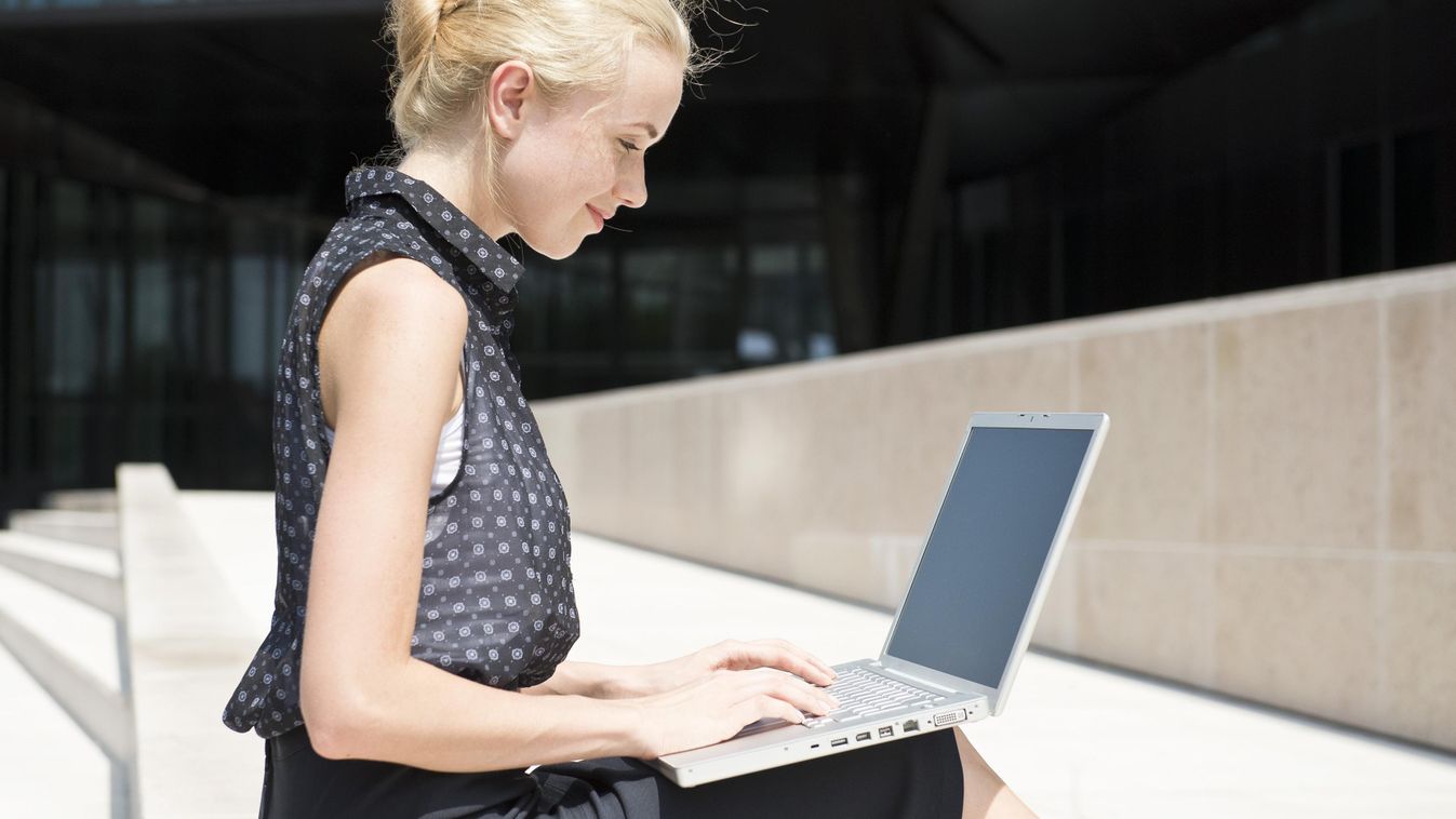 Businesswoman, using, laptop, working, outdoors, nő, lány,  számítógép,  munka, blog, 