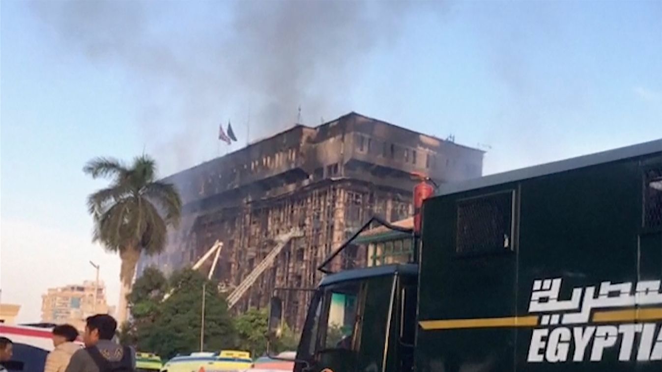 Iszmáilíja, 2023. október 2.
Videófelvételről készült kép a biztonsági erők épületéről, amelyben tűz pusztított a Szuezi-csatornánál fekvő egyiptomi Iszmáilíja városban 2023. október 2-án. Egyelőre nem érkeztek jelentések áldozatokról.
MTI/AP/Apostol Péte