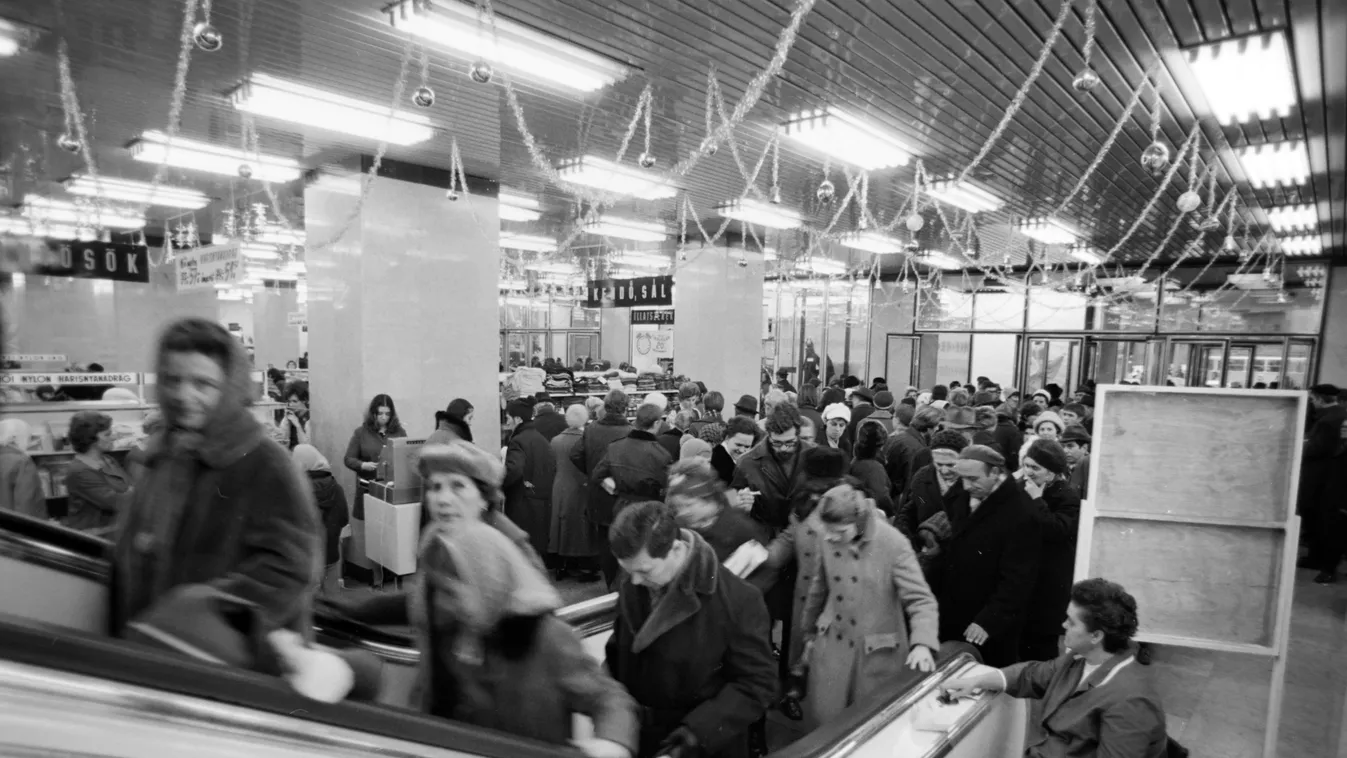 rendszerváltás előtti korszak nagy áruházai   Blaha Lujza tér, Corvin Áruház.
ÉV
1971 