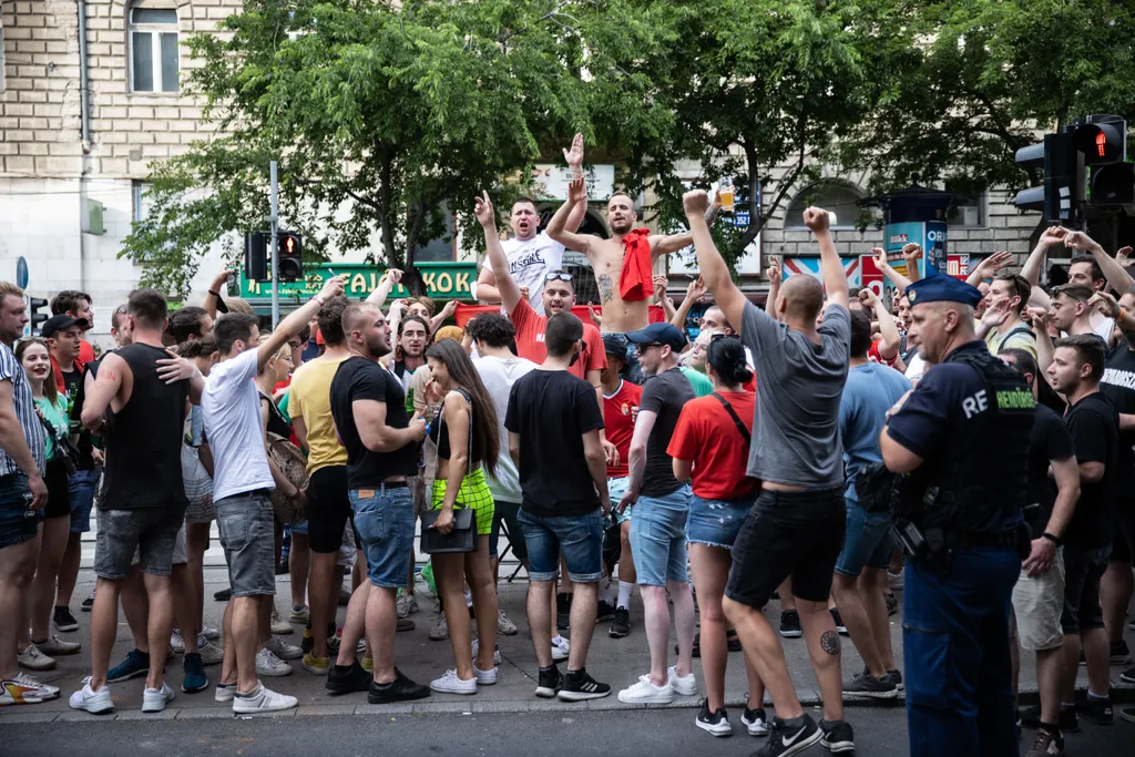 Foci EB, labdarúgó Európa-bajnokság, Euro 2020, labdarúgás, magyar válogatott, szurkoló, szurkolás, drukker, vonulás, tömeg, Szurkolók vonulása a döntetlen után, Budapest, Magyarország - Franciaország, Budapest, 2021.06.19. 