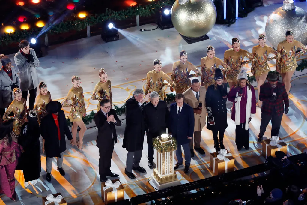 DE BLASIO, Bill New York, 2019. december 5.
Bill de Blasio New York-i polgármester (gombtól balra) a New York-i Rockefeller Központ előtt felállított karácsonyfa fénydíszeinek ünnepélyes bekapcsolásán 2019. december 4-én. A Rockefeller Központ előtt 87. a