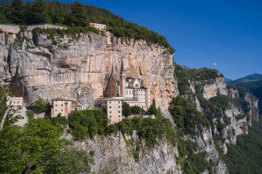 A Madonna della Corona, kegyhely, szentély, zarándokhely, keresztény, vallás, Olaszország, szikla, hegyt 