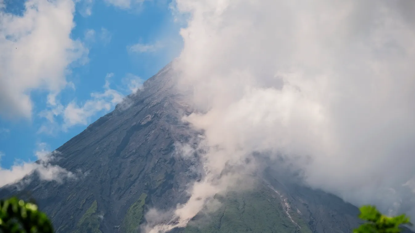 Daraga, 2023. június 8.
Sűrű fehér füstöt bocsát ki magából a Mayon tűzhányó a Fülöp-szigeteki fővárostól, Manilától mintegy 330 kilométerre, délkeletre fekvő Daraga városból nézve 2023. június 8-án. A Fülöp-szigeteki Vulkanológiai és Szeizmológiai Intéze